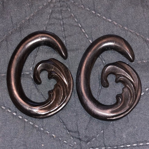 Ebony wave crests. Used. Bought on Body Art Forms. - Picture 1 of 3
